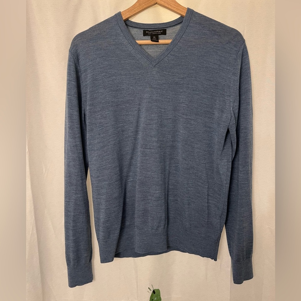 Men’s XS 100% extra fine merino wool v-neck sweater blue